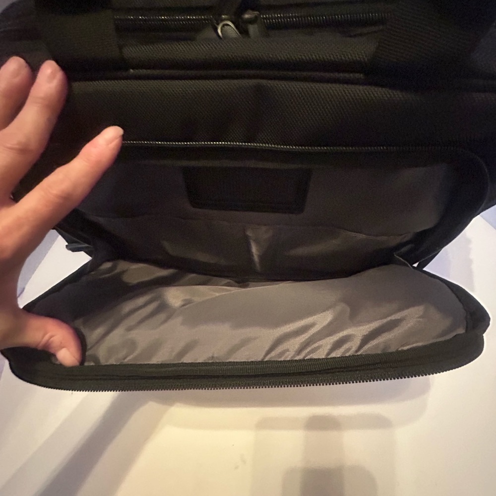 Targus CityLite Briefcase (TBT053US-91) 15.6 laptop bag. - Picture 3 of 8